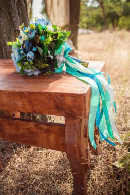 Düğün buketi ahşap masada.