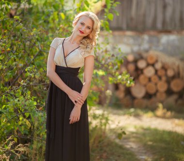 bahar bahçe sarışın kadın