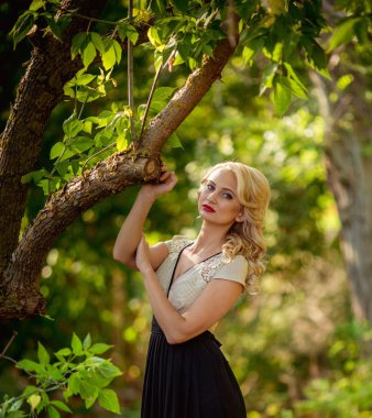 bahar bahçe sarışın kadın