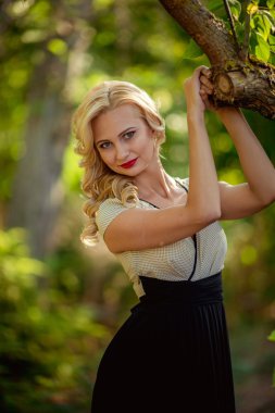 bahar bahçe sarışın kadın