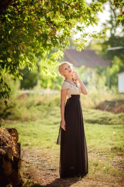 bahar bahçe sarışın kadın