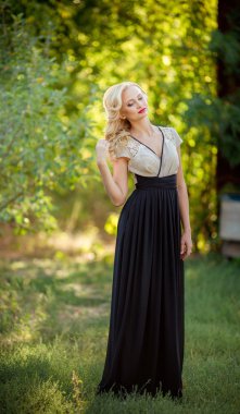 bahar bahçe sarışın kadın