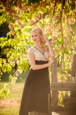 bahar bahçe sarışın kadın