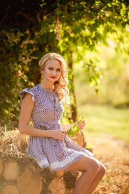 bahar bahçe sarışın kadın