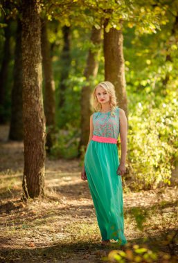 bahar bahçe sarışın kadın