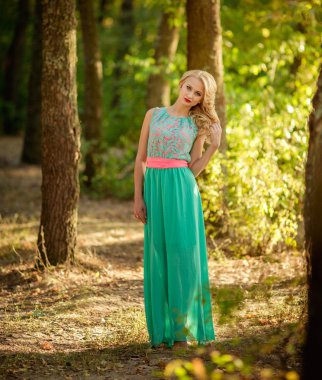 bahar bahçe sarışın kadın