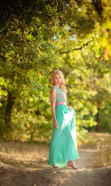 bahar bahçe sarışın kadın