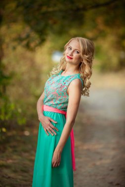 bahar bahçe sarışın kadın