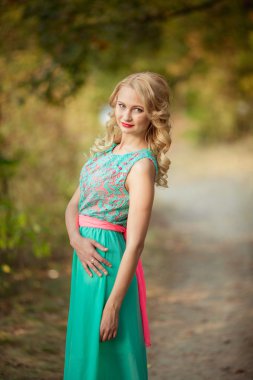 bahar bahçe sarışın kadın