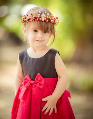 küçük kız çelenk ve zarif elbise