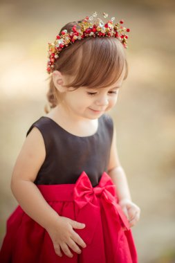 küçük kız çelenk ve zarif elbise