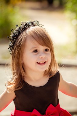 küçük kız çelenk ve zarif elbise