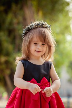 küçük kız çelenk ve zarif elbise