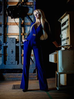 sarışın kadın moda giysileri