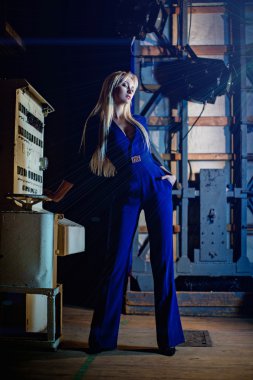 sarışın kadın moda giysileri