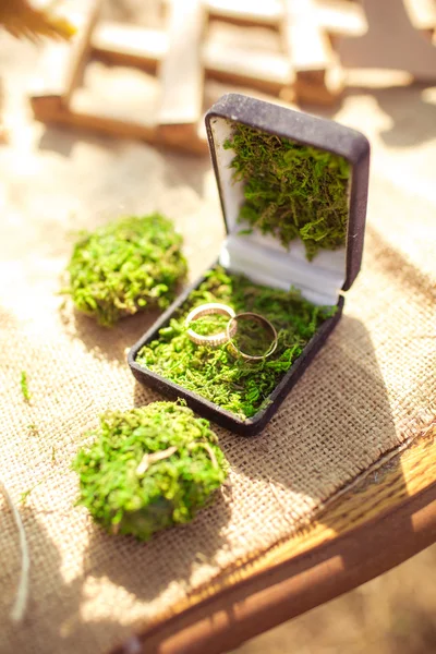 Anillos en la caja de la mesa —  Fotos de Stock