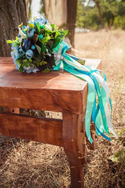 Bukiet ślubny na drewnianym stole — Zdjęcie stockowe