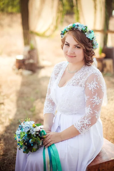 Bride with bouquet in the garden — Stock Photo, Image