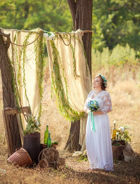 Bruid met boeket in de tuin — Stockfoto