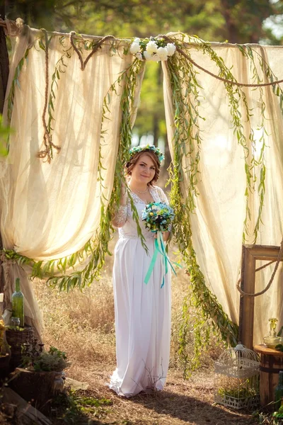 Braut mit Strauß im Garten — Stockfoto