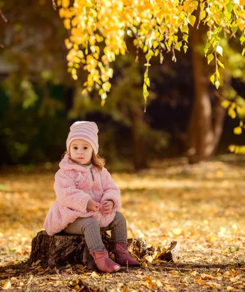 Bébé fille dans jardin d'automne — Photo