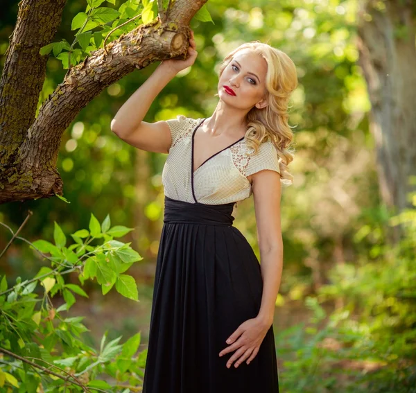 Mulher loira no jardim da primavera — Fotografia de Stock