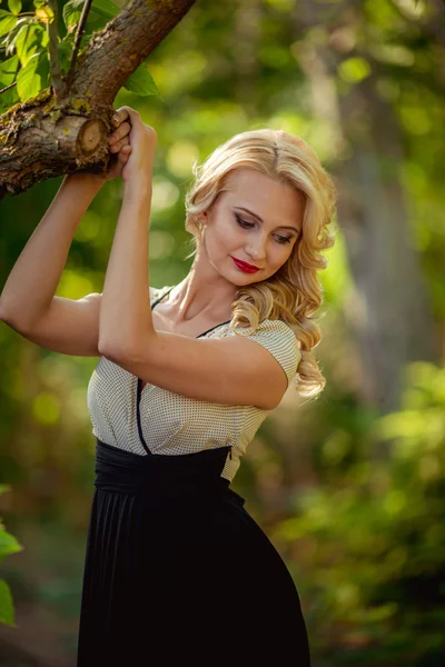 Mujer rubia en jardín de primavera — Foto de Stock