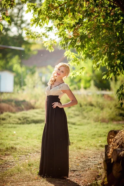 Blonde Frau im Frühlingsgarten — Stockfoto