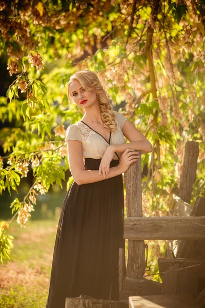 bahar bahçe sarışın kadın