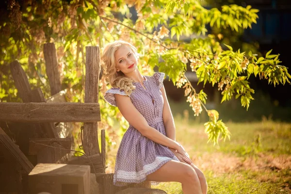 Blonde vrouw in lentetuin — Stockfoto