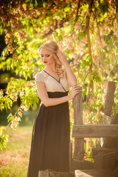 bahar bahçe sarışın kadın