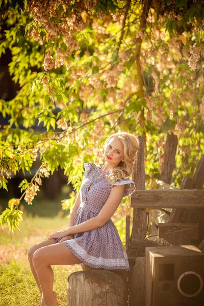 Mulher loira no jardim da primavera — Fotografia de Stock