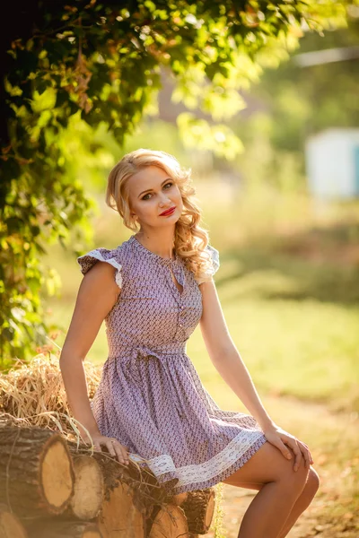 Blonde Frau im Frühlingsgarten — Stockfoto