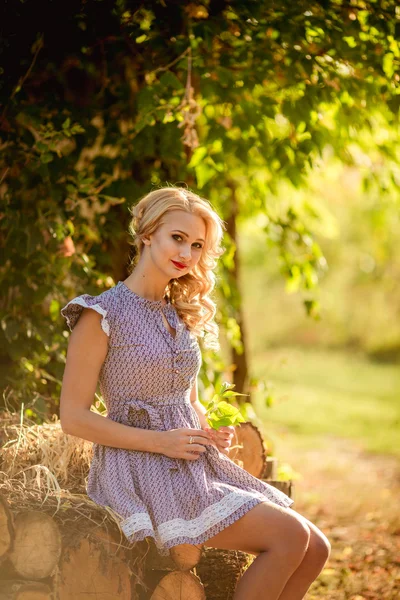 Blond kvinna i vårträdgård — Stockfoto