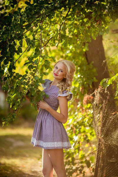 Bahar bahçe sarışın kadın — Stok fotoğraf