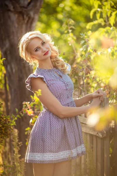 Mulher loira no jardim da primavera — Fotografia de Stock