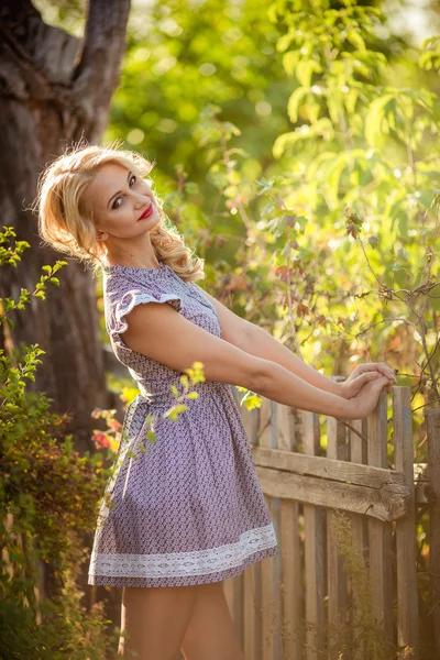 春の庭で金髪の女性 — ストック写真