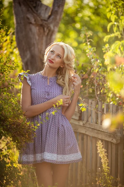 Blondýnka v jarní zahradě — Stock fotografie