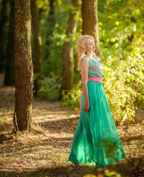 Blonde Frau im Frühlingsgarten — Stockfoto