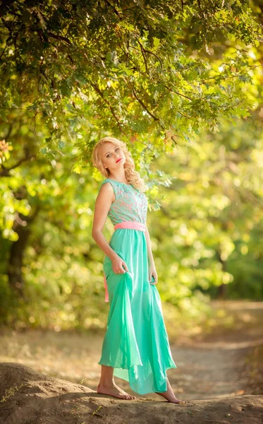 Blond kvinna i vårträdgård — Stockfoto