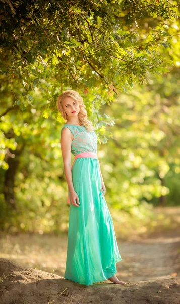 Blonde Frau im Frühlingsgarten — Stockfoto