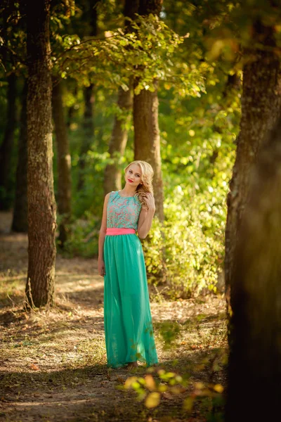 Mulher loira no jardim da primavera — Fotografia de Stock