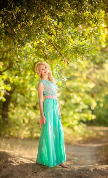 Blonde Frau im Frühlingsgarten — Stockfoto