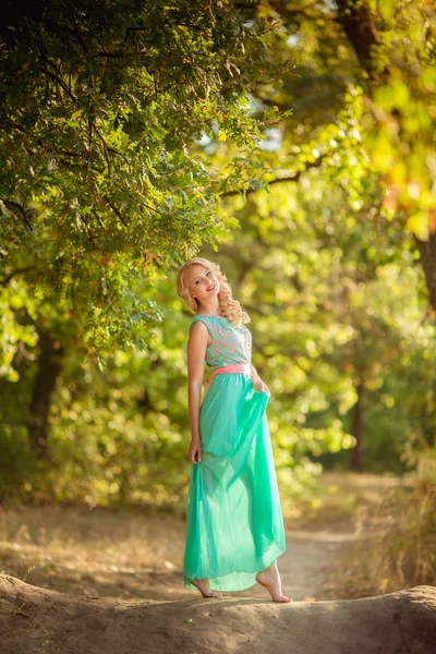 Blonde femme dans printemps jardin — Photo