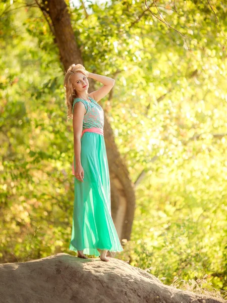 Blonde Frau im Frühlingsgarten — Stockfoto