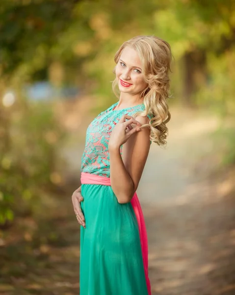 Mujer rubia en jardín de primavera — Foto de Stock