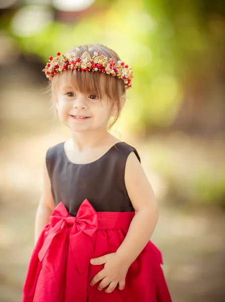 Menina em coroa de flores e vestido elegante — Fotografia de Stock