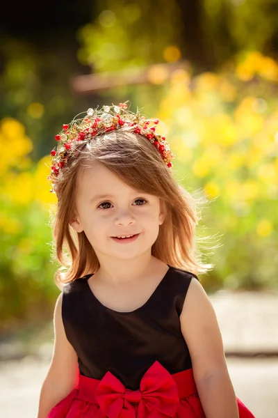 Kislány elegáns ruha és koszorú — Stock Fotó
