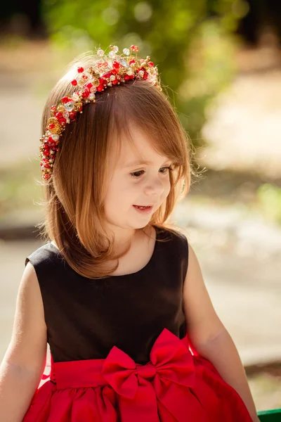 küçük kız çelenk ve zarif elbise