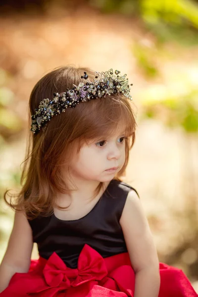 Menina em coroa de flores e vestido elegante — Fotografia de Stock